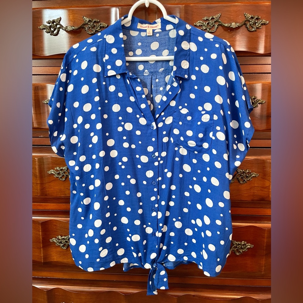 LIKE NEW! Short sleeved blouse